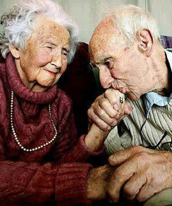 Après plus de 80 années de vie commune, à respectivement 101 ans et 105 ans, les deux amoureux sont toujours aussi beaux ...